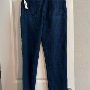 Gloria Vanderbilt (Amanda)